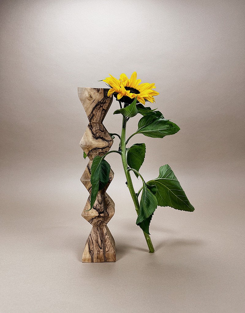 Momabatti · Bougeoir en bois clair sculpté nº68